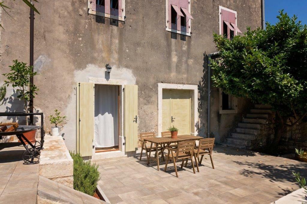 Old Town Studio And Apartment Върсар Екстериор снимка
